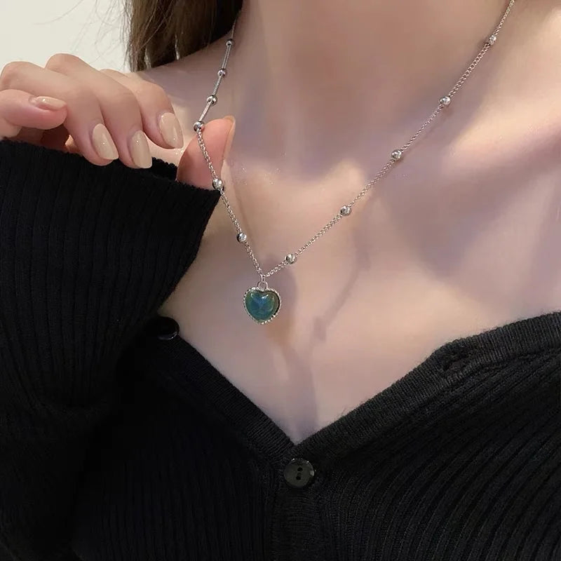 Color-Changing Mood Heart Pendant Necklace with Temperature-Sensitive Stone