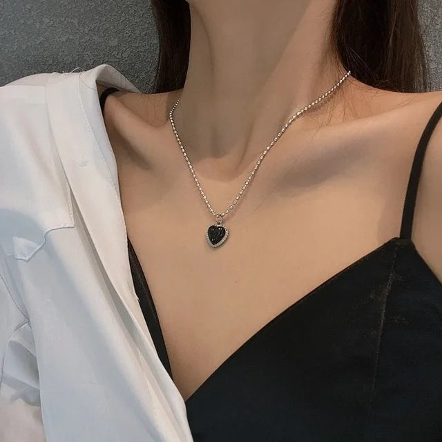 Color-Changing Mood Heart Pendant Necklace with Temperature-Sensitive Stone